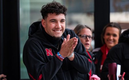 Top quarterback in transfer portal chooses to play for Oregon