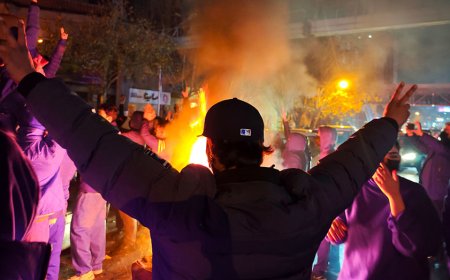 Iranians able to make some international calls as internet remains blocked amid protests