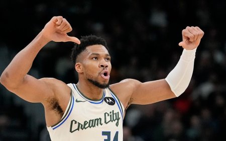 Giannis Antetokounmpo boos home fans after basket amid trade rumors: 'I don't think it's fair'