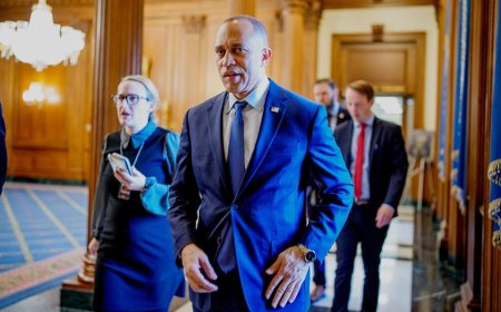 Democrats claim shutdown victory after GOP defections revive Obamacare fight