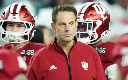 Indiana's Curt Cignetti complains about lack of calls against Miami during halftime of national title game