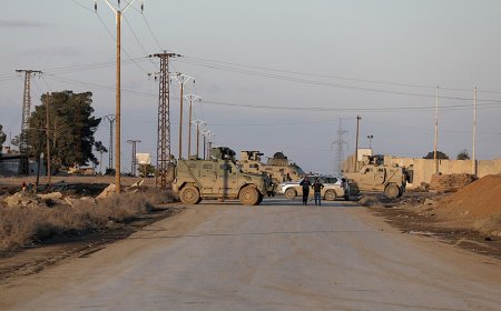 ISIS fighters break free from Syrian jail amid chaotic government handover