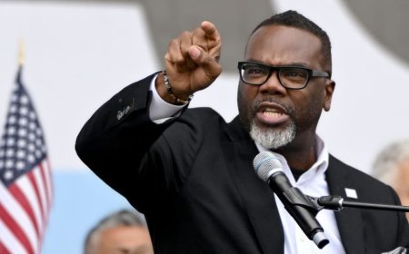 Chicago mayor Brandon Johnson puts ICE ‘on notice’ with executive order seeking prosecution of agents
