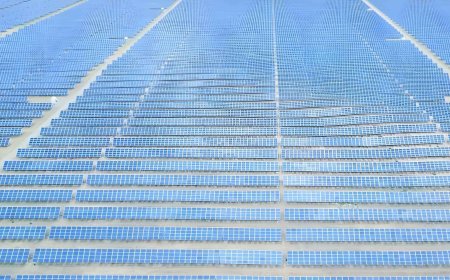 In Qinghai, there is a solar monster capable of producing nearly 17,000 megawatts, and it not only generates electricity but is also changing the desert ecosystem