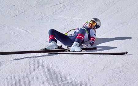 Lindsey Vonn undergoes surgery for leg fracture after hard crash during Olympic run