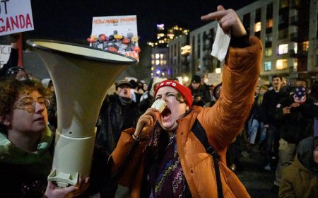 Dem senator fumes that GOP's foreign funding claim 'delegitimizes' anger of anti-ICE agitators in US