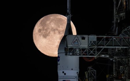 Why are the launch windows for NASA's Artemis 2 moon mission so short?