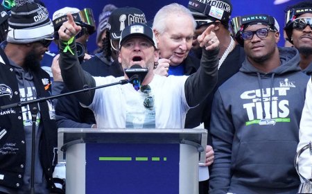 Seahawks GM John Schneider goes viral after awkward Kenneth Walker III contract talk at Super Bowl LX parade