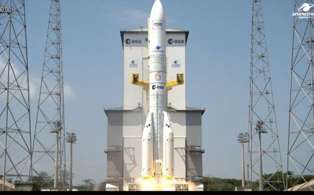 Europe's most powerful rocket launches for 1st time, carrying 32 Amazon internet satellites to orbit (video)