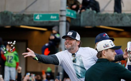 WATCH: Seahawks' John Schneider Hands Out Tiny Jesus Figures at Seattle Super Bowl Parade
