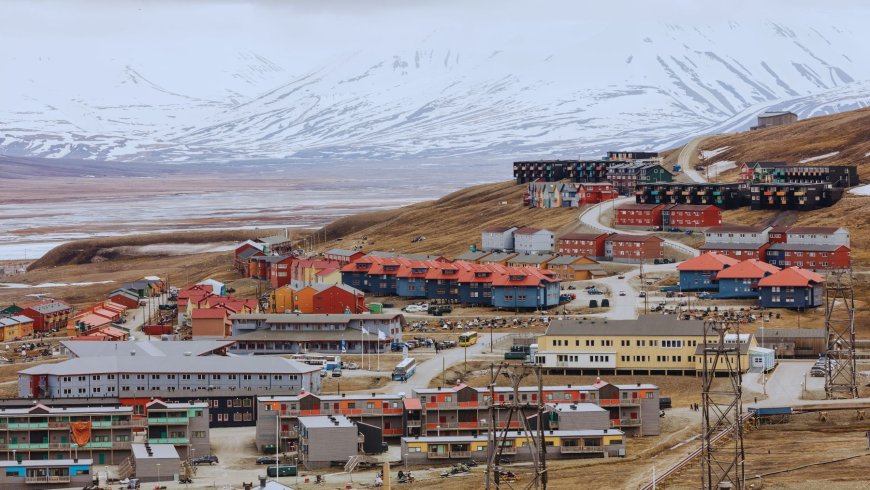 It’s the “strangest” place on earth: 4,400 people have been frozen and things are about to get ugly