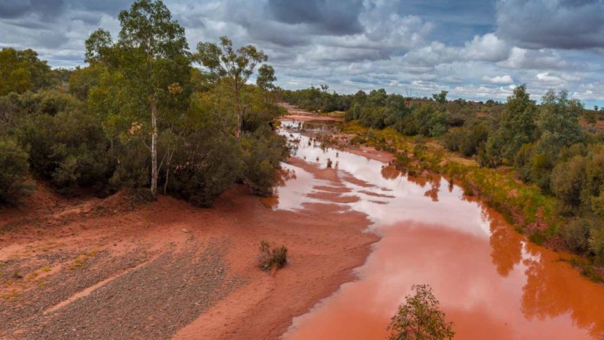 Australia has a river older than the dinosaurs: the Finke (Larapinta) has been flowing for between 300 and 400 million years and cuts through the MacDonnell Ranges as if the terrain did not exist