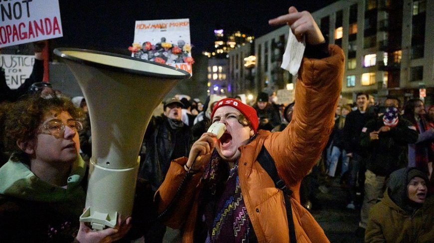 Dem senator fumes that GOP's foreign funding claim 'delegitimizes' anger of anti-ICE agitators in US