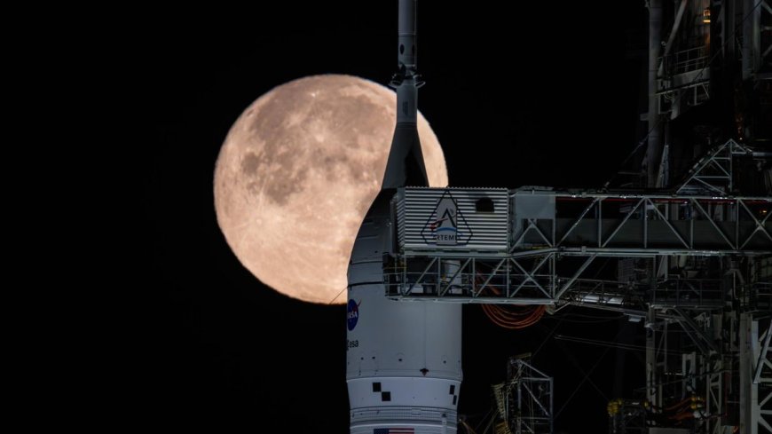 Why are the launch windows for NASA's Artemis 2 moon mission so short?