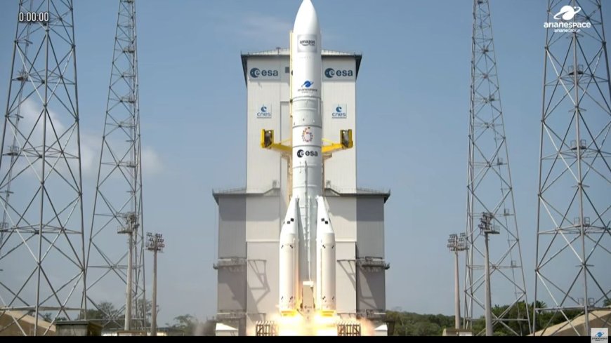 Europe's most powerful rocket launches for 1st time, carrying 32 Amazon internet satellites to orbit (video)