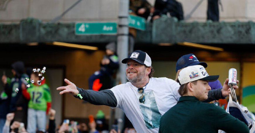 WATCH: Seahawks' John Schneider Hands Out Tiny Jesus Figures at Seattle Super Bowl Parade