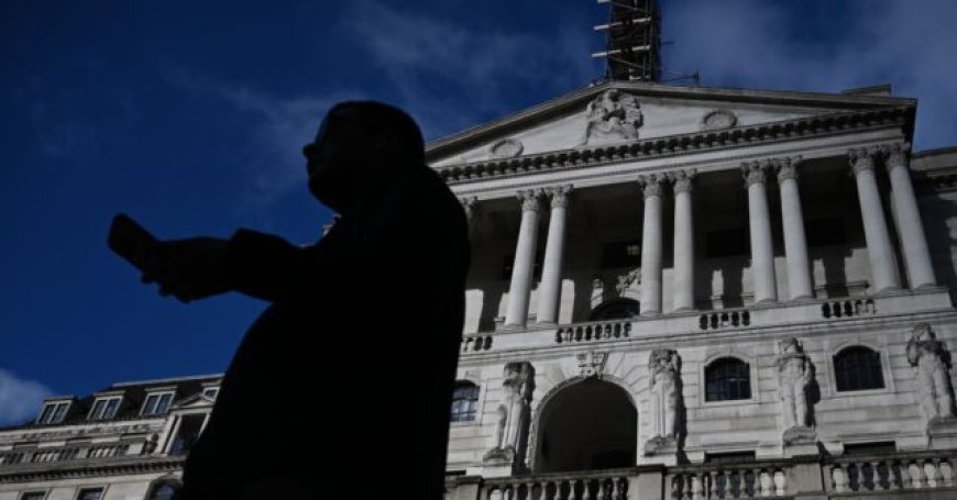 Bank of England Says 'Genderfuild' Male Staff Can Wear a 'Suit with High Heels' to Office
