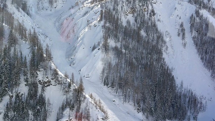 2 skiers killed in avalanche on popular Mont Blanc skiing route near French-Swiss border