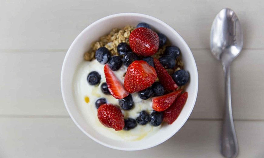Thousands of people do it without thinking twice, but eating yogurt every day has real effects on health, and not all of them are positive, according to experts