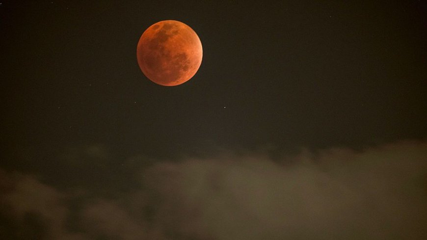 1 week until a breathtaking blood moon rises over the US during total lunar eclipse 2026