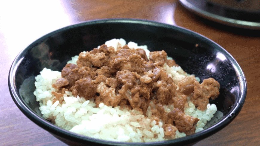 'Boy kibble' trend has men eating like dogs seven times a week for gains