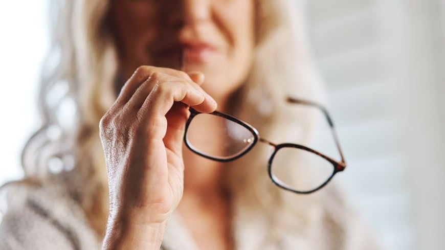 5 ways to preserve your vision as you age, according to an ophthalmologist