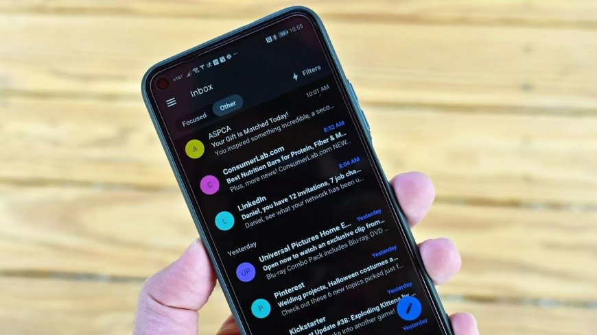 Outlook’s latest ad fail: promoting Steam account resales that Steam bans outright