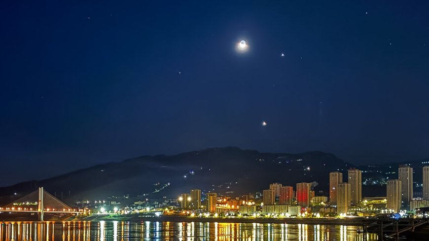 Catch Jupiter glowing under the waxing moon tonight (Feb. 26)