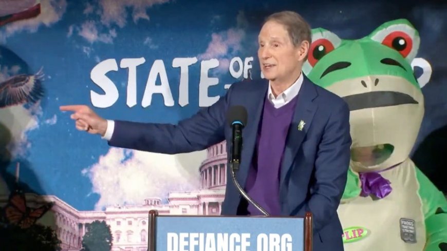 WATCH: Dem senator who ditched Trump's SOTU caught praising naked bike riders, 'patriots' in frog suits