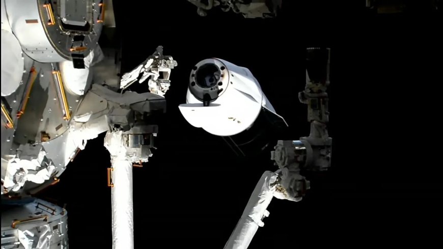 SpaceX Dragon cargo capsule splashes down after historic ISS-boosting mission (video)