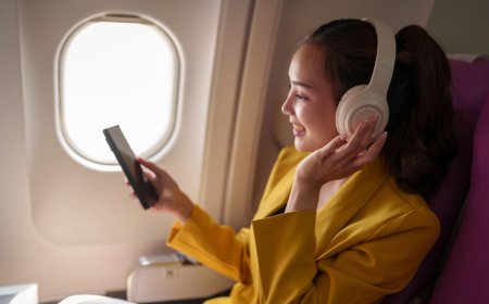 Tired of noisy airplane passengers? Good news — United Airlines says it will now ban those who ‘fail to use headphones’ for music and video