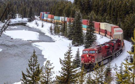 How Can a Locomotive Pull a Long Train That’s Much Heavier?