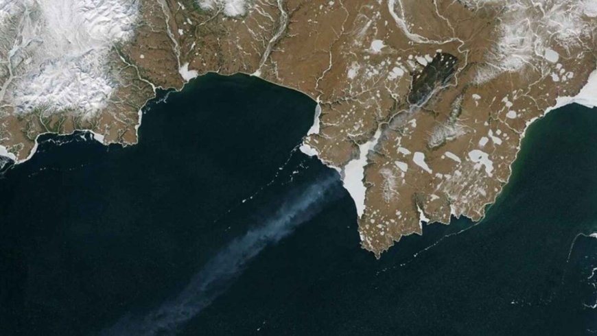 NASA captured it from space, and it looks like a bad joke: fire burning on the ice of the North Pole. The scary thing is that it has been multiplying for 10 years