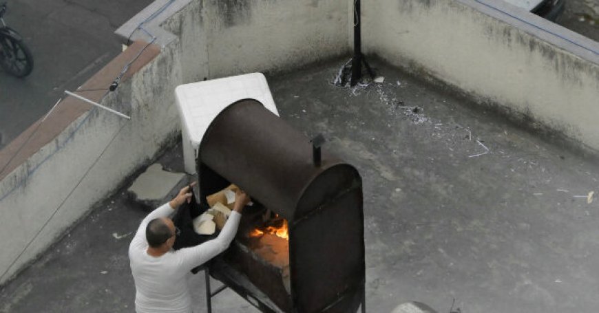 Ecuador Expels Cuban Diplomats, Embassy Staff Caught Burning Documents on Roof