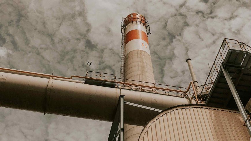 Dark side of oil no one talks about — Oil refinery begins emitting toxic steam and turns the sky black, then 8,000 people were forced to stay at home