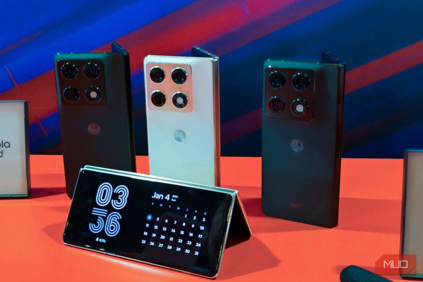 I went hands-on with the Razr Fold, and I think Moto can compete with Samsung