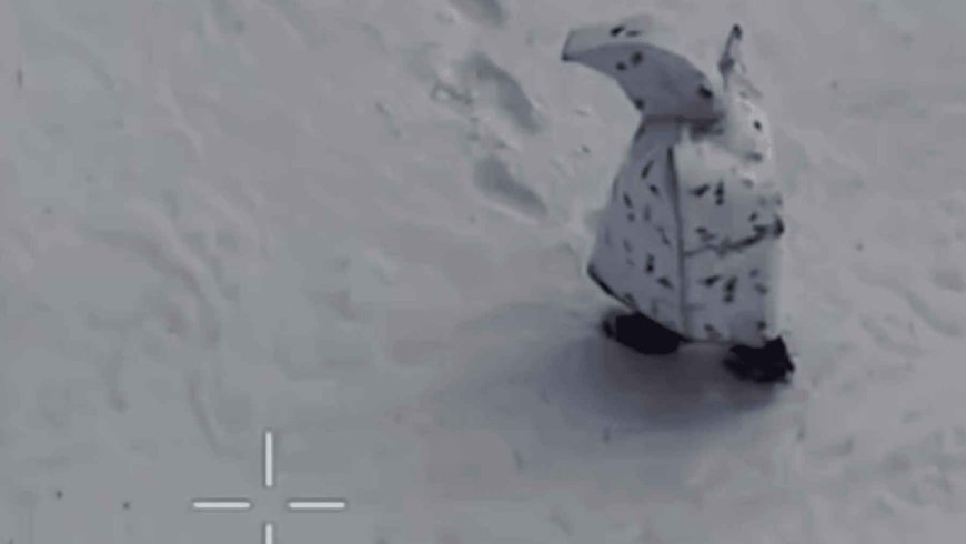 Russia tests a white suit with black spots nicknamed “penguin” in Ukraine, and within hours at least two soldiers are located and neutralized by FPV drones in the middle of a snowy landscape
