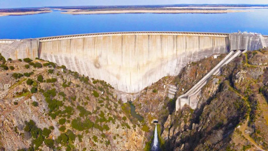 The colossal Helmantica dam, built in 1970, remains one of Spain’s largest hydroelectric power stations, with a wall as imposing as a medieval fortress