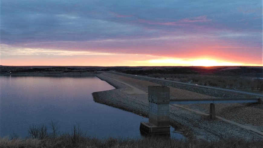 Fuel barge carrying 1,800 gallons of diesel fuel sinks in Tuttle Creek Reservoir