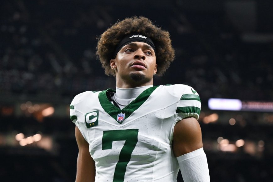 Jets agree to trade quarterback Justin Fields to Chiefs to serve as Mahomes' backup, AP source says