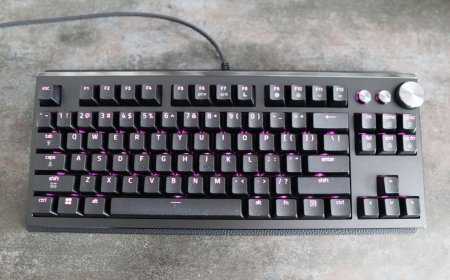 The $500 Razer Huntsman Signature Edition keyboard is completely over-the-top... in all the right places