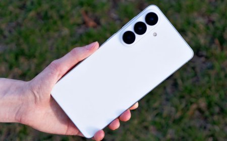 The Samsung Galaxy S26 Plus is either someone’s goldilocks phone or the forgotten middle child