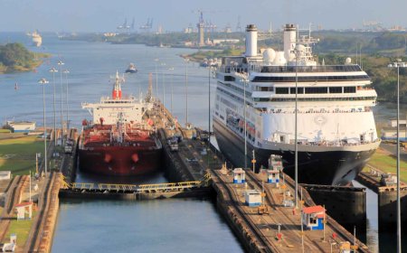 While the Strait of Hormuz remains closed and many ships are avoiding the Suez Canal, the Panama Canal is experiencing a dramatic surge in traffic, with up to 38 transits per day; however, there is one detail that could complicate matters once again