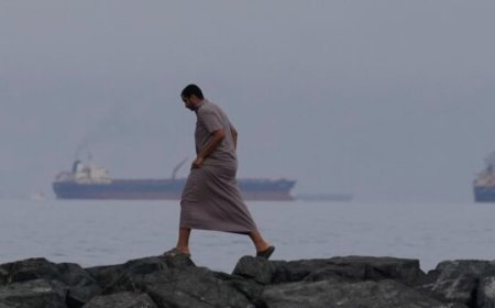 Shipping Remains Slow at Strait of Hormuz Despite Ceasefire