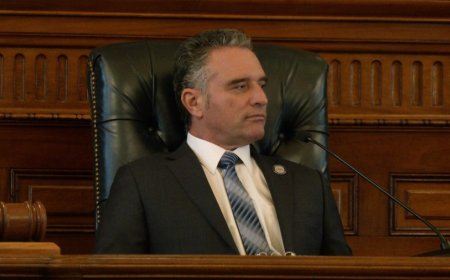 'A huge win for mothers': Lawmakers defeat veto of anti-abortion bills