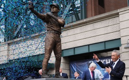 Going batty: Ichiro statue breaks during unveiling