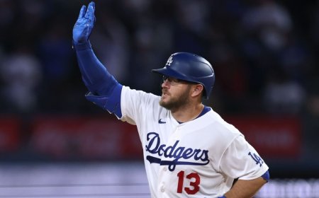 Dodgers' Muncy caps 3-HR night with walk-off shot