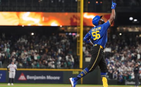 👀 MLB Bat Flip Champion: Who holds the belt?