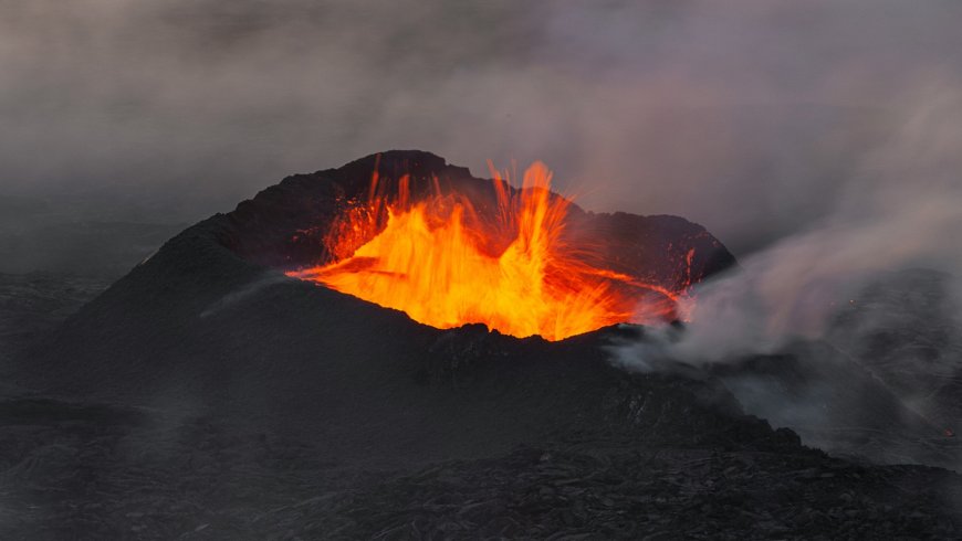 Kīlauea’s tallest lava fountains in over a year of eruptions just forced evacuations and grounded flights across Hawai’i