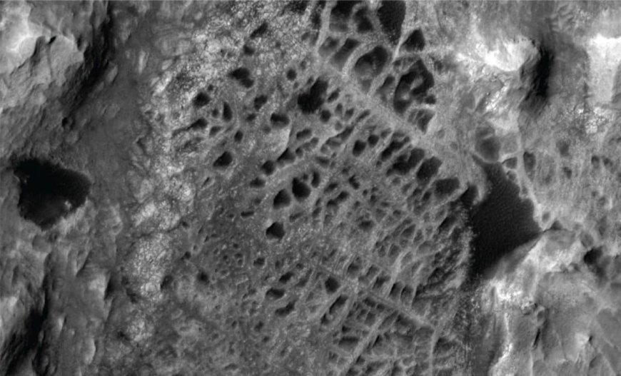 NASA Spots a Giant Spiderweb Structure on Mars, and It May Reveal How Long Water Lasted